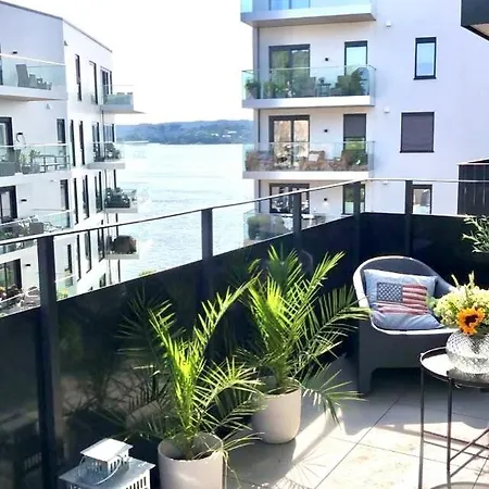 Lovely Corner 4bdr With Sea Views In Kanalbyen *