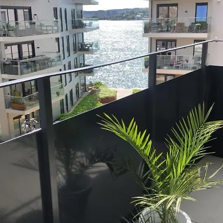 Lovely Corner 4bdr With Sea Views In Kanalbyen *