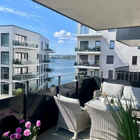 Lovely Corner 4bdr With Sea Views In Kanalbyen *